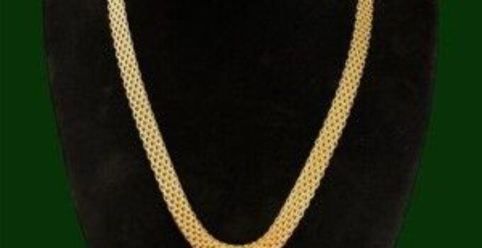 Ett brett Bismarckhalsband i guld på en svart byst.