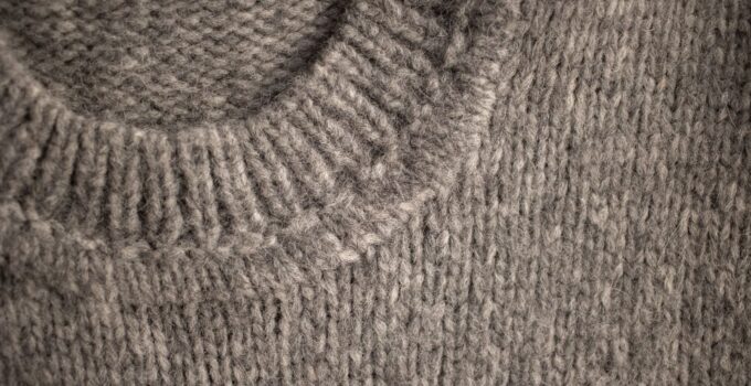 Närbild av grå, luddig och tätt stickad ulliknande textil