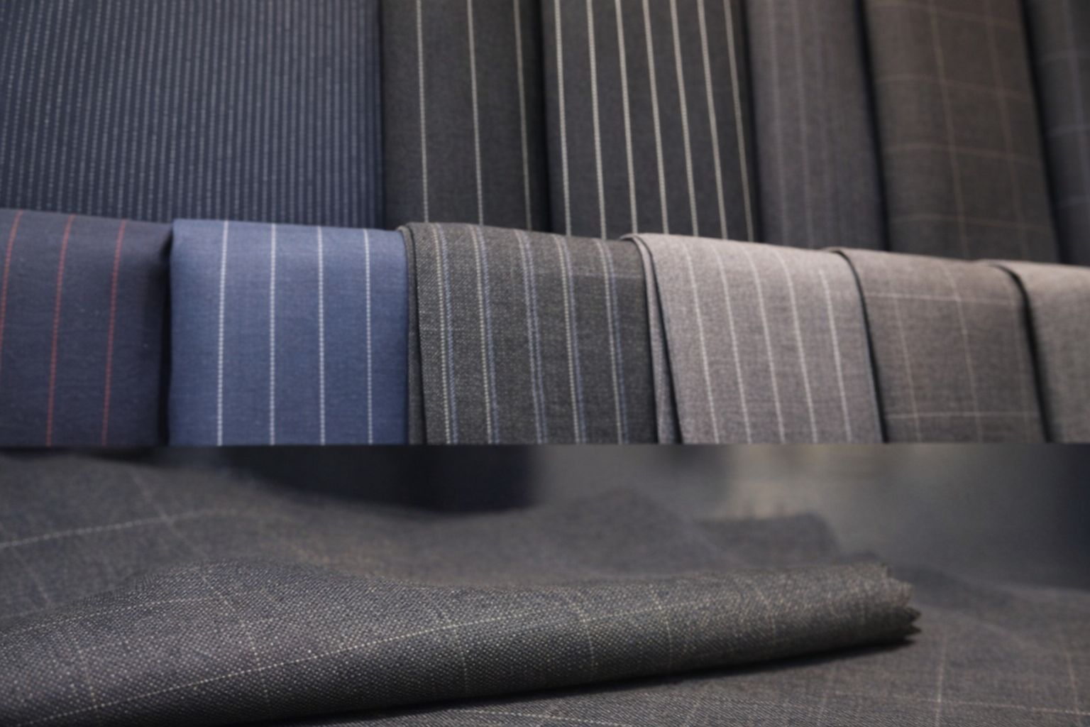 Olika mönstrade kostymtyger i blått och grått från Oscar Jacobson.
